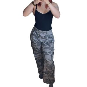 Abercrombie and finch camo pants💚